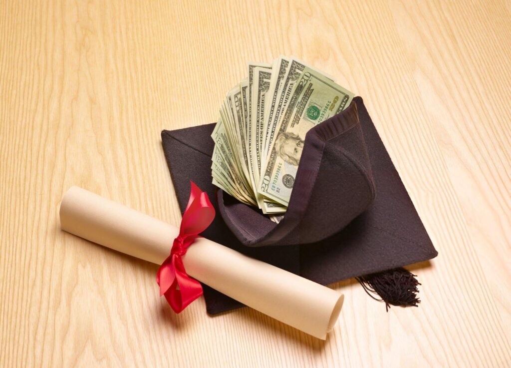 difference between scholarships and grants