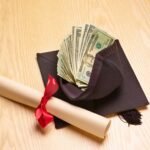 difference between scholarships and grants