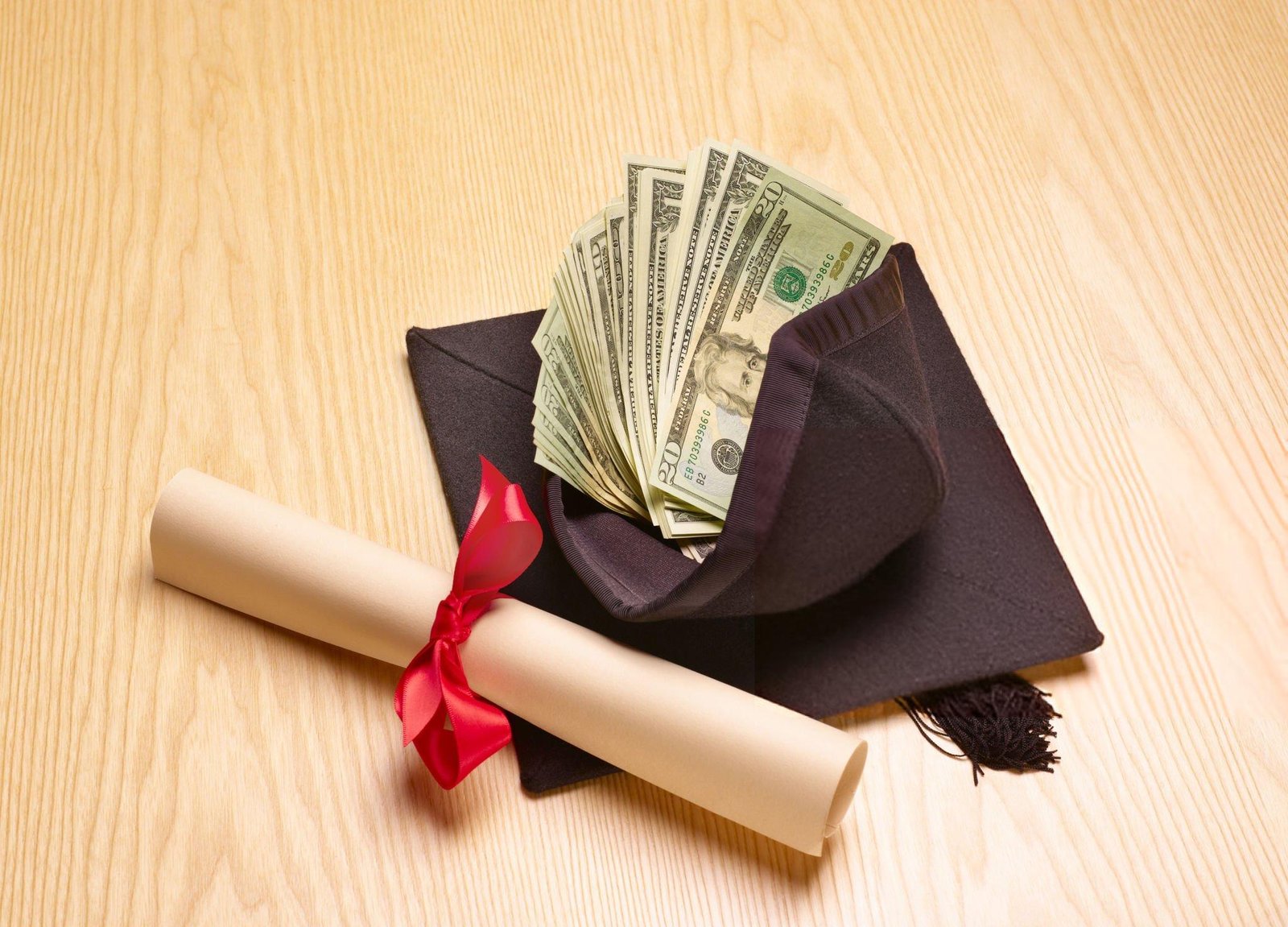 difference between scholarships and grants